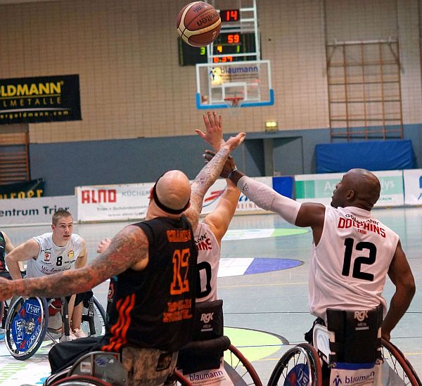 Dolphins Trier vrs Zwickau - Saunders+Dadzite im Zweikampf